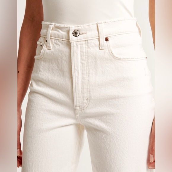 Abercrombie Women's Ultra High Rise 90s Straight Jean in Crème - Picture 3 of 11